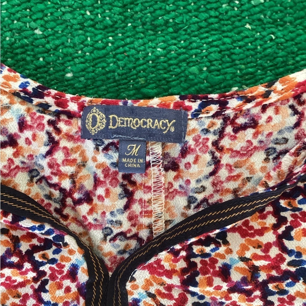 Democracy tie waist top-SZ M
Pit to pit 21”
Length 20” - Picture 3 of 3